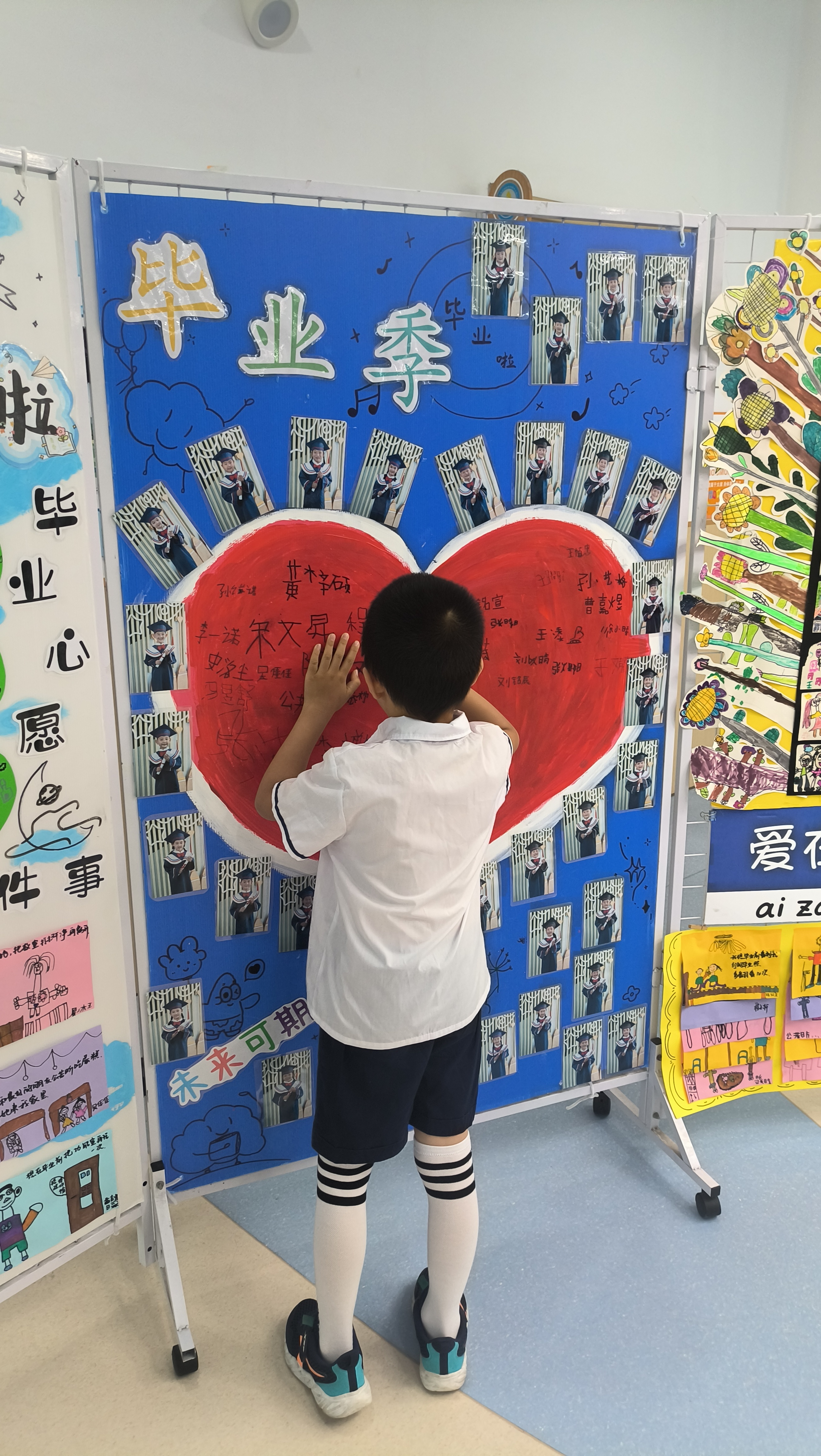 今天小蛋总幼儿园毕业了，博雅老师看起来不太高兴。我问她怎么了？她说，都...