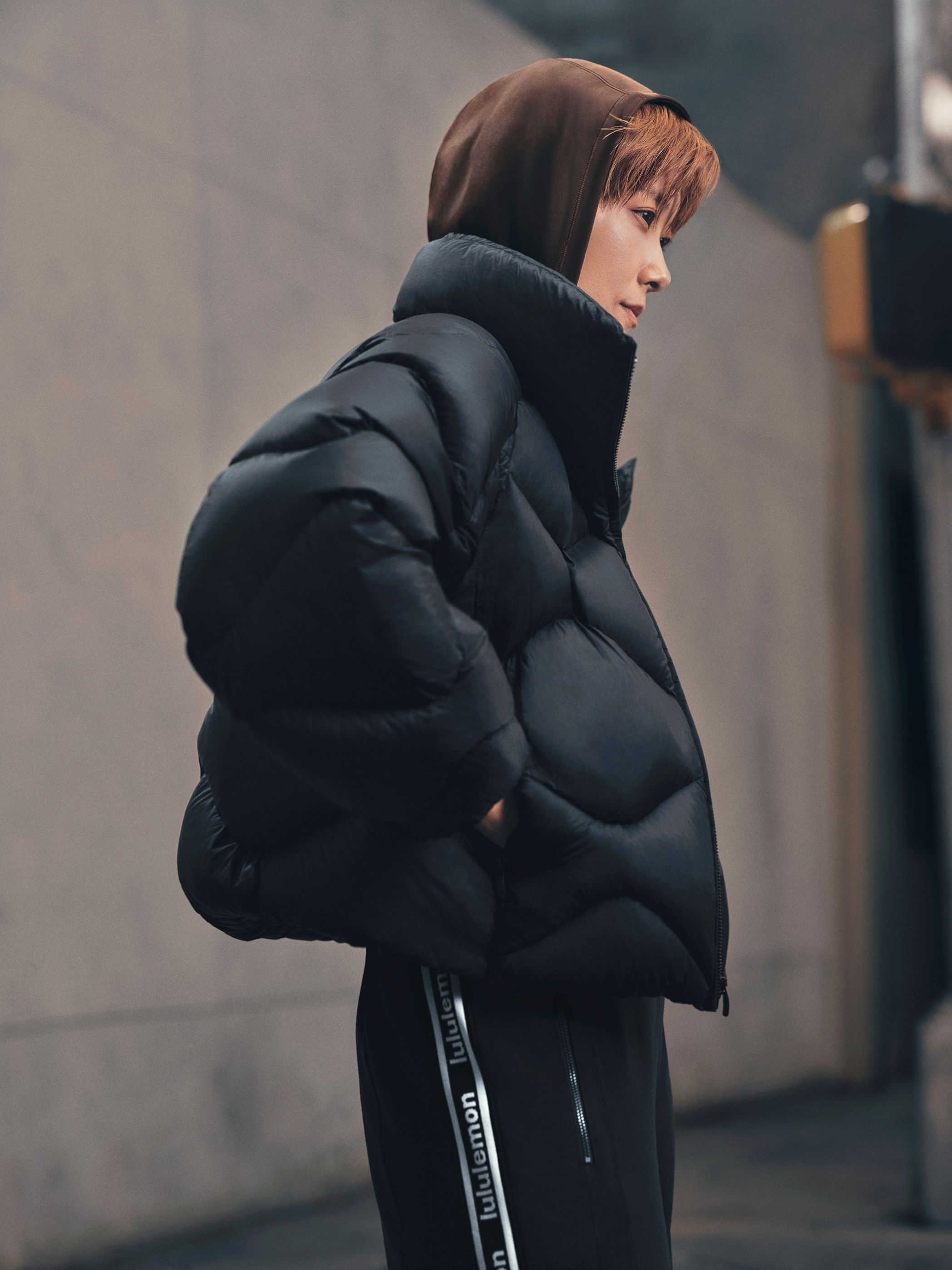 #李宇春巨幅冬日大片亮相上海# #lululemon#秋冬穿搭灵感被lululemon狠狠拿捏🔥上海安福路李宇春主题巨幅壁画落地，氛围感拉满，随手拍都是大片。全新outerwear系列主打轻暖舒适，轻松解锁松弛冬日造型。成都广场装置搭配光影秀，沉浸式欣赏多套look。国庆假期正好前去打卡，挖掘秋冬穿搭思路，分享穿 ​