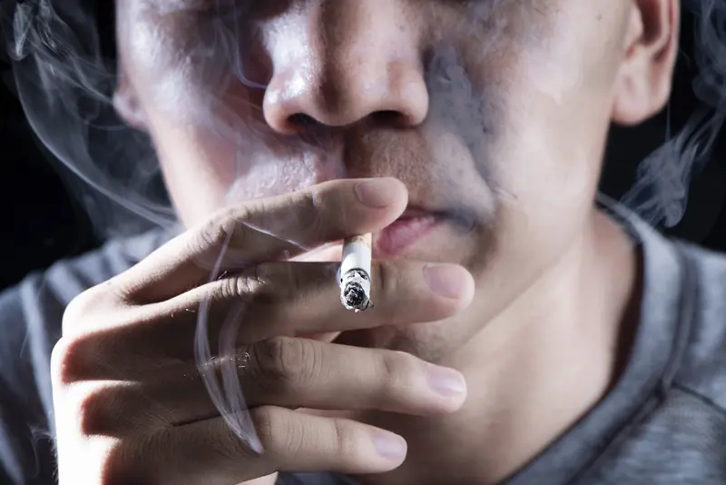 男子烟龄28年肺全黑确诊癌症 刷到这个新闻的时候，手里刚拆的烟直接捏扁了。
这位大哥烟龄28年，每天最少抽两包，算下来这辈子已经抽了超过20万支烟，肺拿出来全是炭黑色，连正常的肺泡纹理都找不到，确诊肺癌的时候才52岁。
之前总听老烟民说“谁谁抽了一辈子烟活到90”，轮到自己身体亮红灯才知道，那万分之