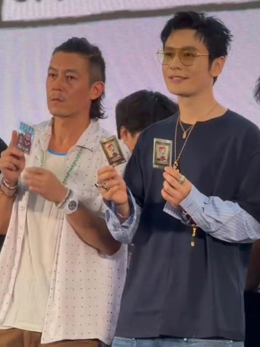 陈冠希颜值下滑，我忍了，
陈冠希胡子花白，我也忍了，
但有一点我真的忍不了，那就是，他居然跟48岁的黄晓明同框，看着比对方还老十岁！

说实话，陈冠希年轻时再帅，底子再好，这么不修边幅真的扛不住啊！

45岁素颜出镜，皱纹明显、皮肤黝黑松弛，胡须花白被网友调侃“断崖式衰老”。

跟一旁48岁却皮肤白