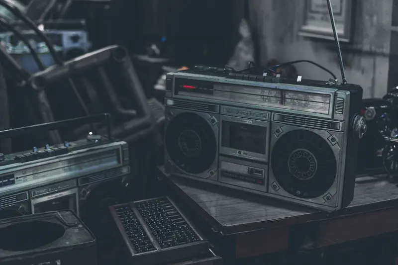 整理书桌时翻到旧照片，想起和朋友的趣事，忍不住笑出声，快乐原来藏在回忆里。