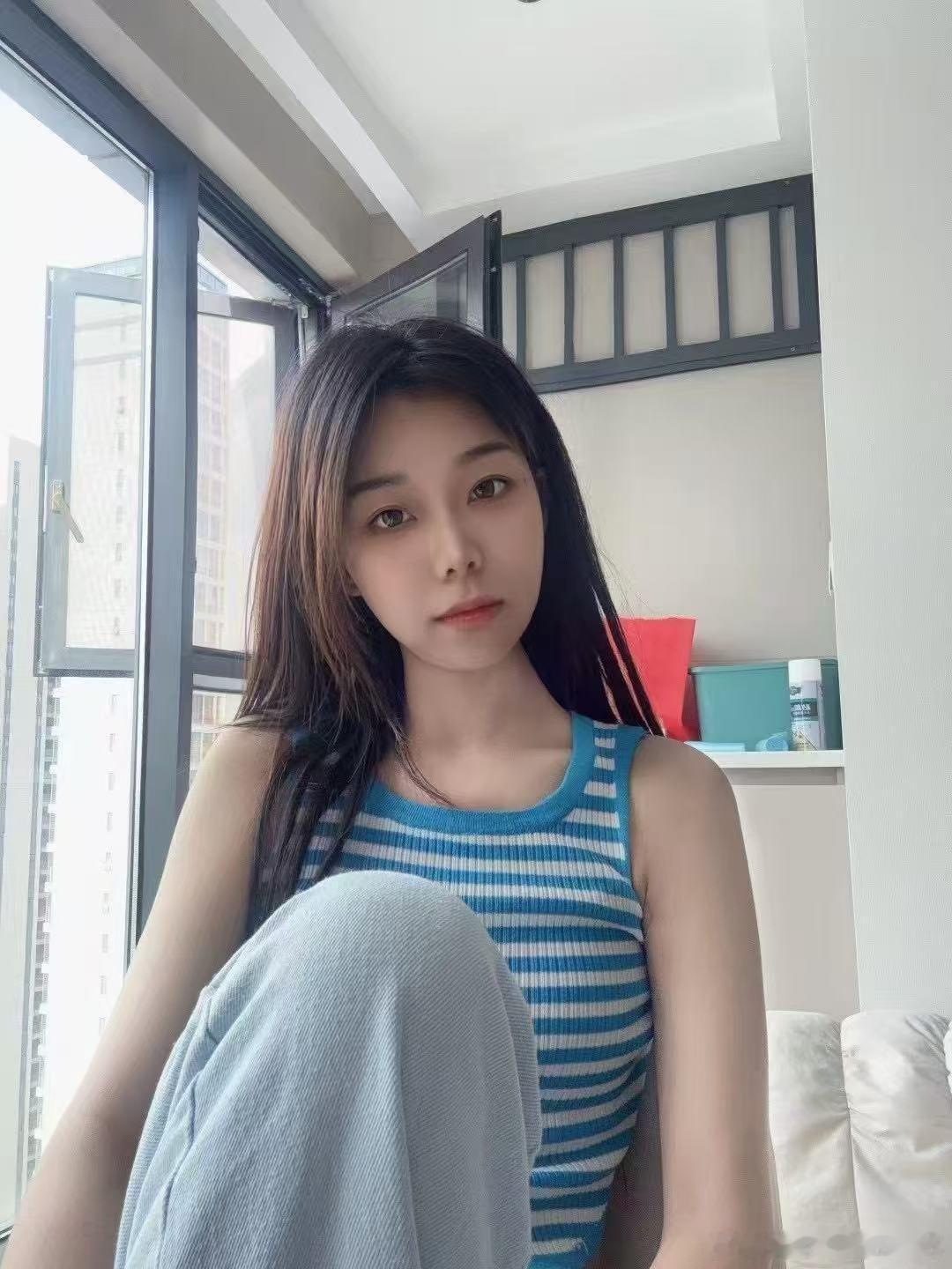 年龄（几几年）：26
身高（cm）：163
体重：85
城市：溧阳
学历：本科
职业：自媒体
自我介绍：
交友要求（填下面）
①年龄要求：26-33
②对方性格：有趣开朗
③婚史要求：未婚
是否接受异地：否 ​
