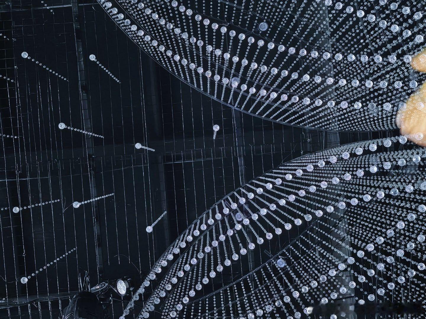 好久没参加婚礼了。

上一次是什么时候来着？
记不清了。
已经从刚毕业的时候参加婚礼，晋级成满月酒，最近几年参加的，应该是亲戚朋友孩子的升学宴，而且是初高中大学的升学宴。一茬接一茬，日子就这么过去了。

今天坐在台下，
看着新娘穿着白纱一步步走进来，忽然就想起了自己结婚那天。
记忆重现！ ​