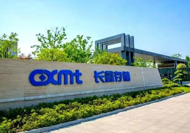 长鑫科技这波业绩直接炸场了。
10月16日发的公告显示，2026年前三季度预计营收在2650亿到2700亿区间，比上年同期直接多了2300多亿，净利润更是摸到1310亿到1325亿，直接从上年的亏损状态扭成大赚，增量都超过1360亿。
核心原因还是2025年下半年起来的AI算力爆单，全球DRAM直接