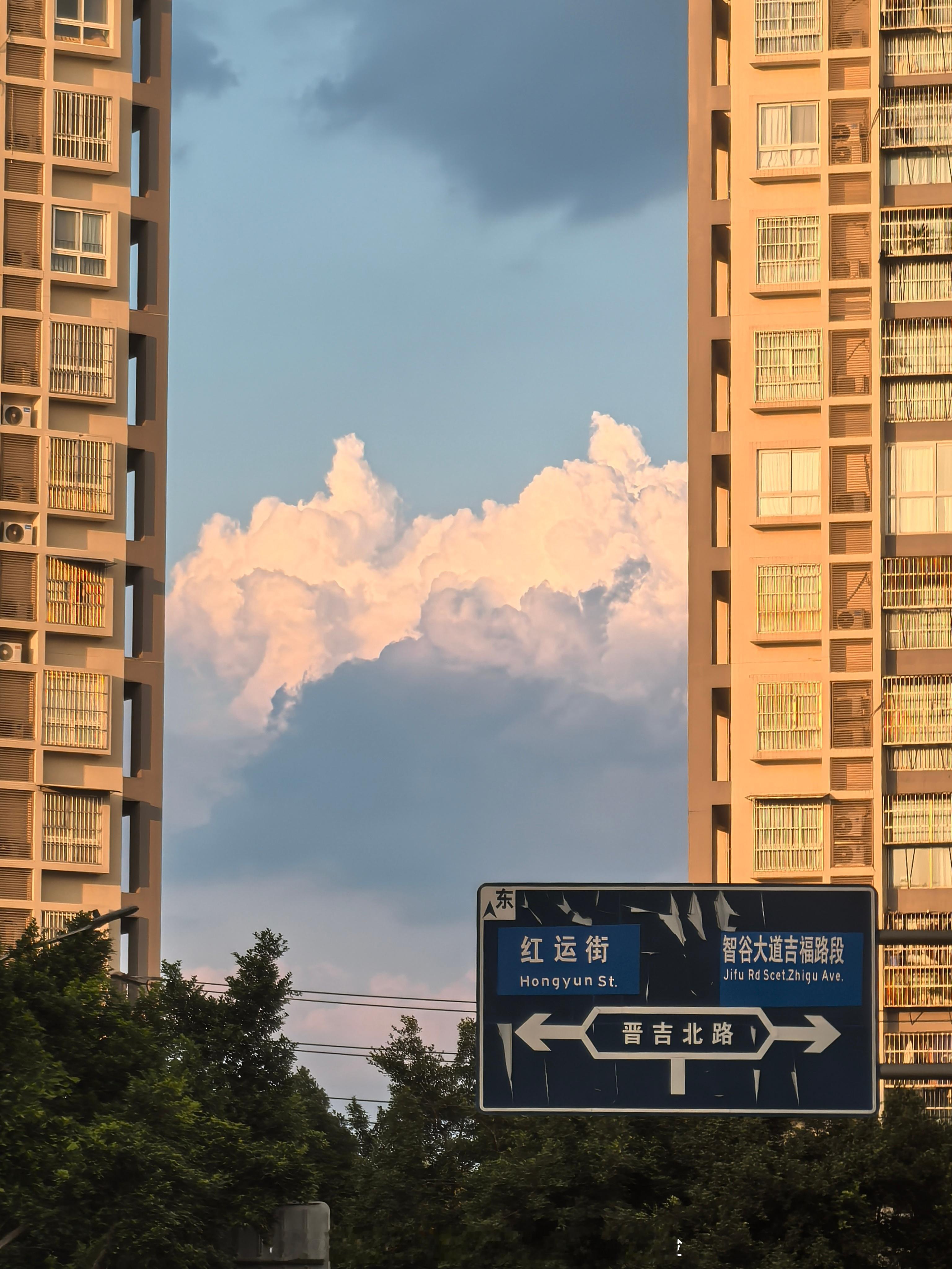 关于一个以接收货币一方所在地作为合同履行地确定管辖的案件，我看完助理写完的资料后，和助理发生以下对话。我问：以买卖合同纠纷为例，不考虑级别管辖、约定管辖，卖方向买方交付货物、但买方未支付货款，卖方向人民法院提起诉讼要求买方支付货款100万元，是否可以以接收货币一方所在地作为合同履行地，即以卖方所在地确定管辖？助理答：可以。我问：若卖方向买方交付货物，买方已足额支付货款，但由于卖方提供的货物不符合合同约定的标准，买方向人民法院提起诉讼要求卖方退还货款100万元，是否可以以接收货币一方所在地作为合同履行地，即以买方所在地确定管辖？助理答：可以。我问：若卖方向买方交付货物，买方已足额支付货款，但由于卖方提供的货物不符合合同约定的标准，买方向人民法院提起诉讼要求卖方赔偿损失20万元或者给付违约金，是否可以以接收货币一方所在地作为合同履行地，即以买方所在地确定管辖？助理答：可以。以上内容，在关于以接收货币一方所在地作为合同履行地的判断中，第一个可以，第二个和第三个不行。《最高人民法院关于适用...