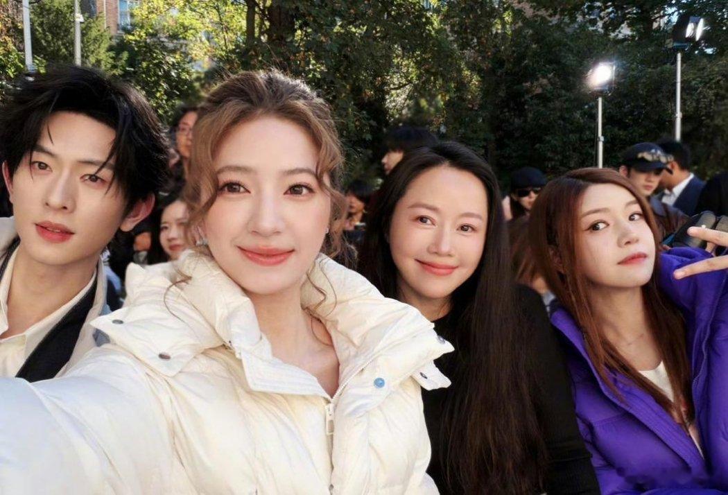 陈妍希和22岁的欧阳娣娣同框合影，她真是不输现代小年轻，这张脸太嫩了。 ​