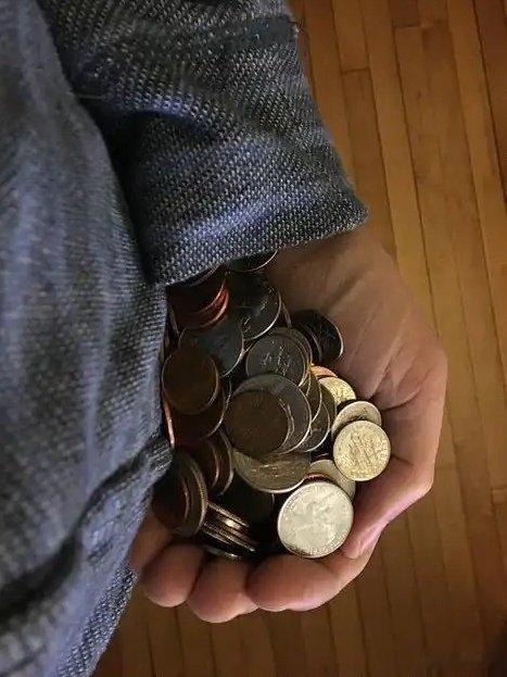 #一线年轻人开始半夜卖废品了#
以前刷手机，算法推送的都是捞金传奇，你总觉得自己错过了一个又一个风口，天天焦虑得睡不着。

现在你深夜蹲在地上拆纸箱、理塑料瓶，哪里是赚那几杯奶茶钱，这是成年人最有效的精神戒断：
不被算法牵着走的踏实感，比任何暴富故事都治愈。
#AI大时代[超话]##老头观察# ​