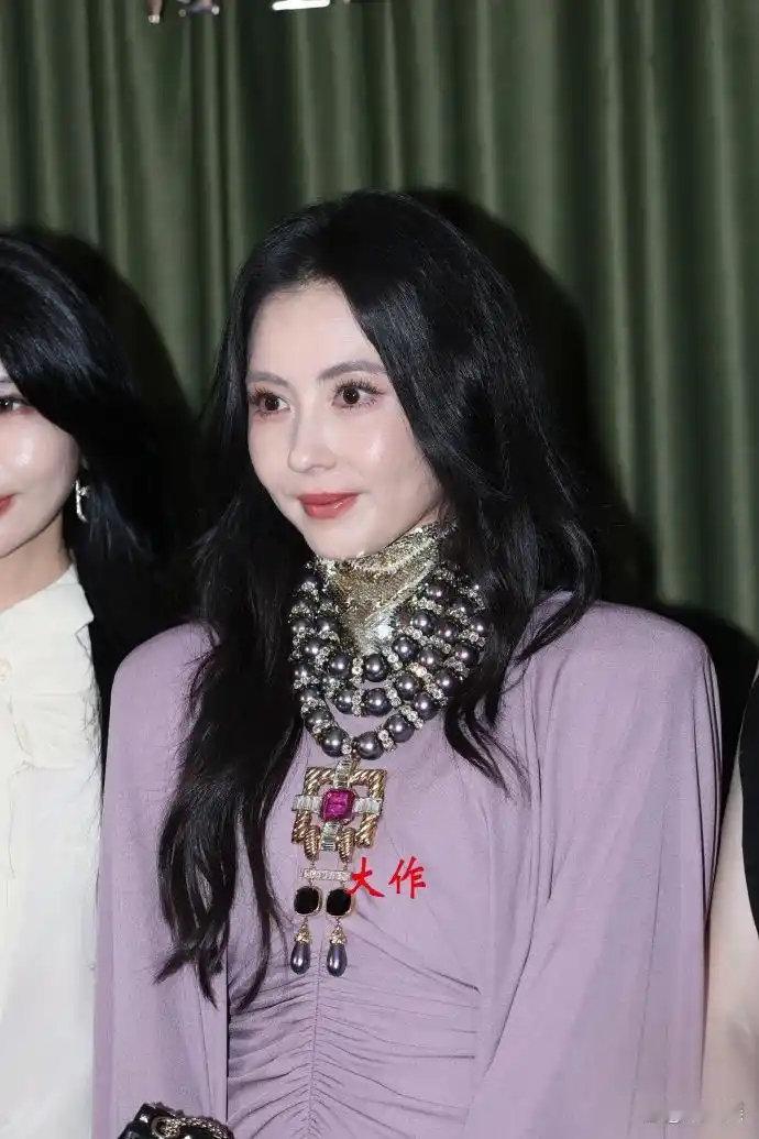 张柏芝亮相上海活动，香芋紫斗篷礼服引热议，网友：“也就女神的脸能撑起来” ​