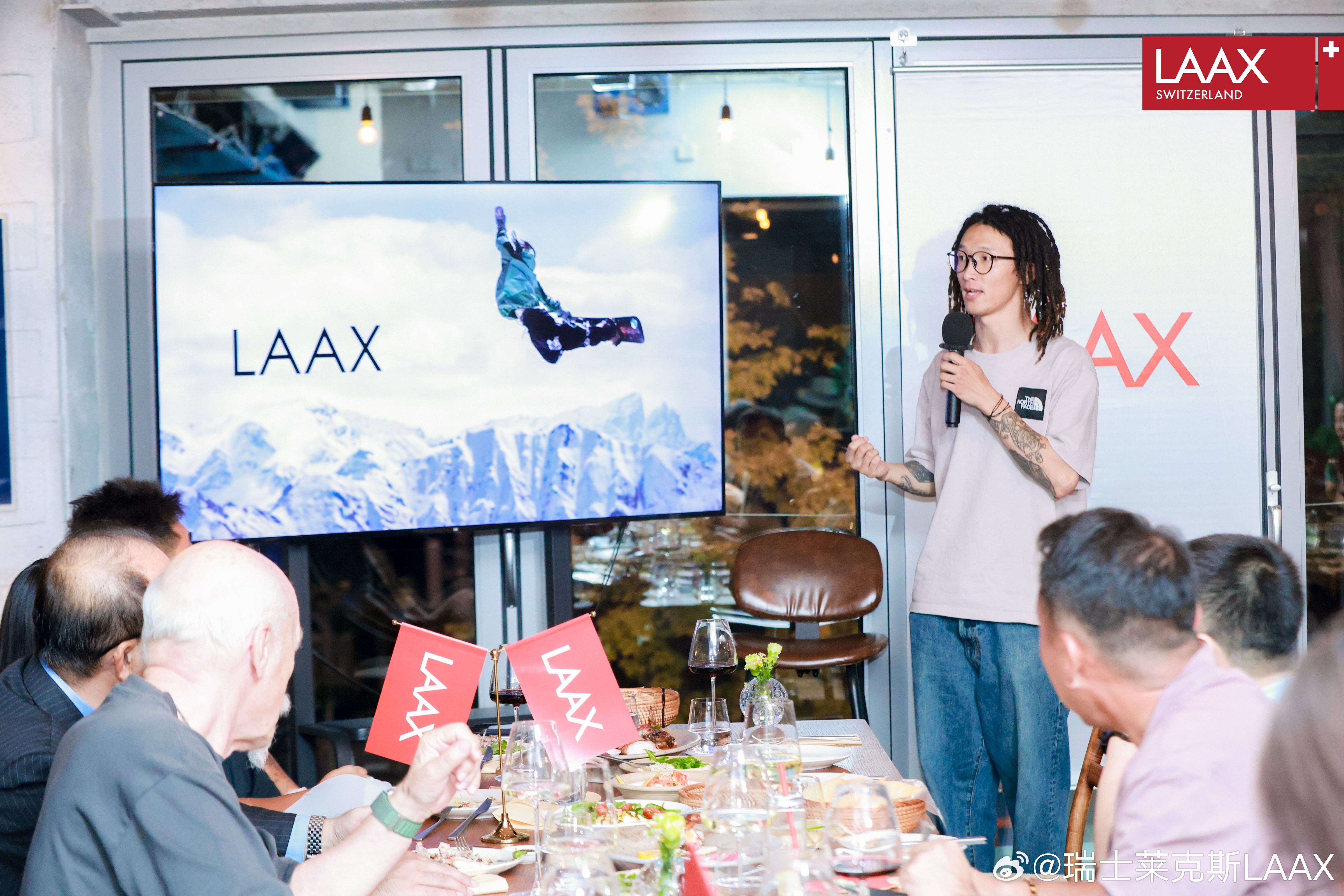 这个夜晚，我们因为 LAAX 相聚北京。🏔️

来自滑雪、旅游、媒体等不同领域的嘉宾、行业伙伴与内容创作者齐聚一堂，从雪山、运动到旅行与生活方式，分享他们与 LAAX 的故事与灵感。

现场不仅有博主分享亲身体验，LAAX 创始人 Reto 先生与全球绩效总监Claude先生也与大家交流了 LAAX 的故事与理念。 ​