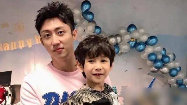 演员黄景瑜，镜头里越来越像个能扛事的父亲了。记得早年他就爱张罗着带爷爷奶奶和父母全家出游，骨子里那股孝顺劲儿藏不住，戏里撑得起一家之主，戏外也是个实打实的好儿子。

从《罚罪》一路硬桥硬马演到央八热播的年代剧，哪怕去西双版纳雨林里摸爬滚打一身泥，他身上那种属于北方男人的粗粝与担当，始终没被磨平。
