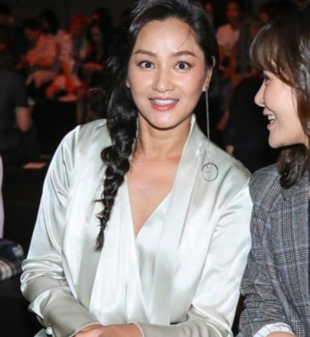 1998年，罗中旭发生车祸，差点瘫痪，女友瞿颖为他端屎端尿。在病床上...