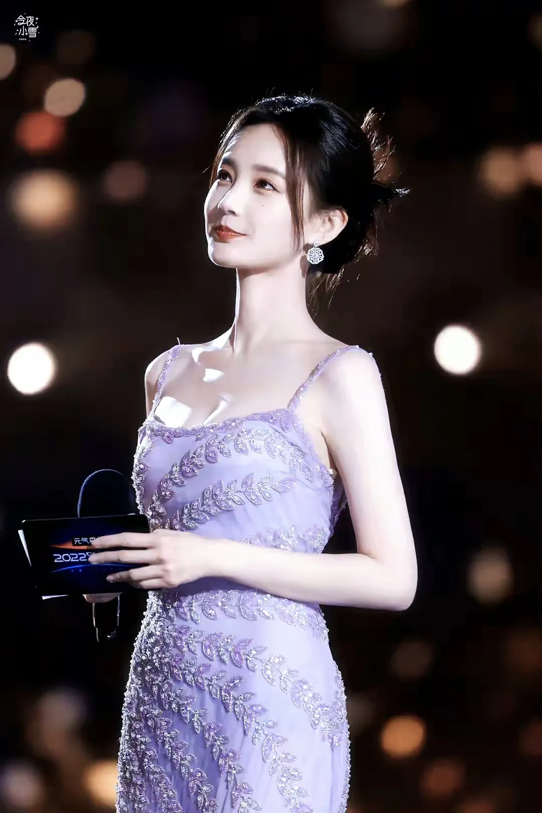 李一桐身材封神现场！酥胸翘臀惊艳众人，堪称行走的衣架子