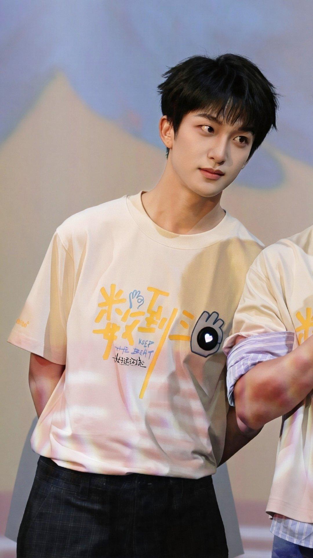 #黄子弘凡[超话]# 

𝟐𝟔𝟎𝟖𝟐𝟓丨《数到三》武汉路演

记录鲜活的[心]
何一帆晚安💤
期待𝟖.𝟐𝟖《数到三》上映✔️

·#黄子弘凡数到三# 
·#电影数到三预售开启# 

· ​​​