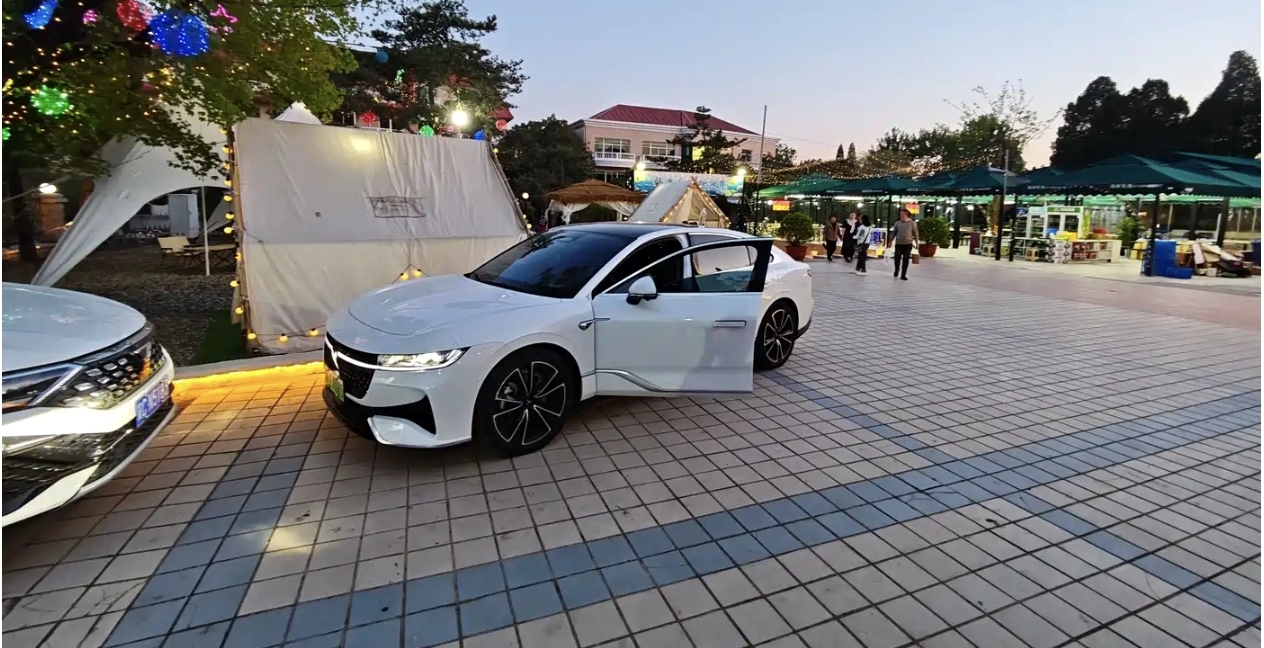 趁着秋高气爽，开着岚图追光去追一场秋天的落日。溜背车身颜值真的高，智能座舱，坐在车里就能舒舒服服翘着腿将美景尽收眼底。平稳好开，特别适合自驾。准备找条靠湖边路线，慢慢开，一路收藏秋天限定的温柔光影。岚图追光  岚星人计划