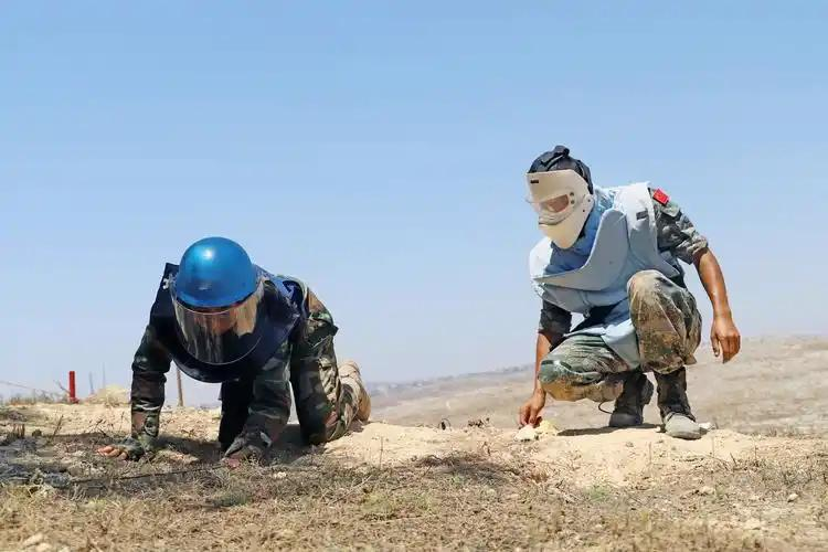 就在刚刚，
 
9月4日，中国国防部正式宣布：解放军陆军将派兵赴俄罗斯，参加亚细安（中国称东盟）防长扩大会人道主义扫雷专家组实兵演习。
 
国防部新闻发言人蒋斌表示：“此次演习以多国军队联合展开混合爆炸物污染区人道主义清排行动为背景，这有利于推动各国扫雷经验交流与能力建设，增进地区和平稳定。”
 