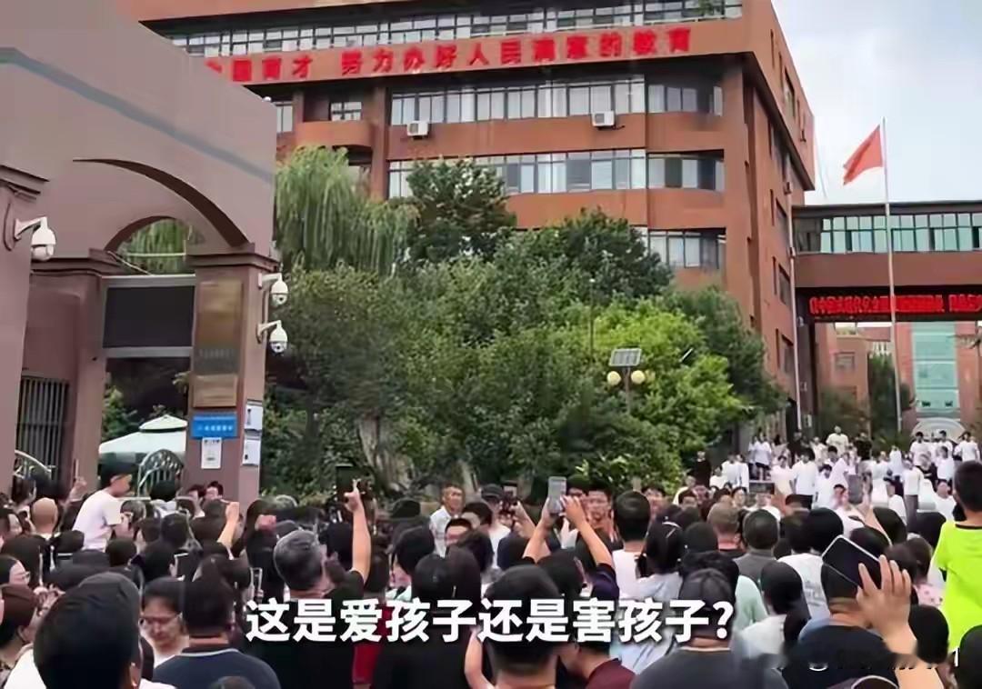 家长群高调亮出干部身份，优越感溢出屏幕，官方介入，这下麻烦大了！
 
近日河北保定一中高一新生家长群的聊天截图在全网刷屏，一位家长在公开群聊当中亮出夫妻双方公职身份，字里行间自带居高临下的优越感，事件发酵之后，官方迅速介入核查，一场家长群的社死现场，演变成作风纪律事件。
 
开学之后班主任建立家长群