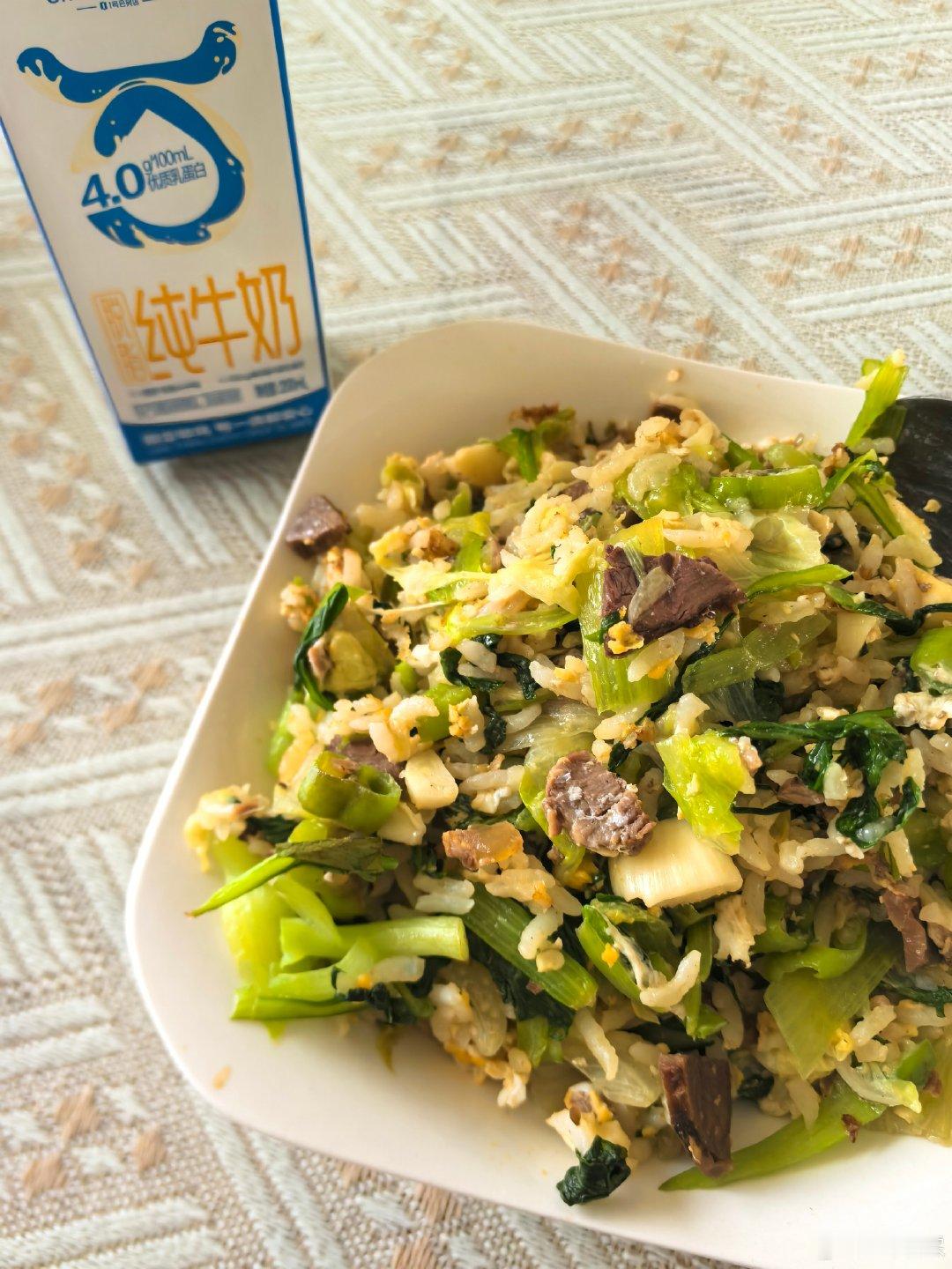 今中午给自己弄的吃食算是减脂餐
蔬菜炒饭
加了鸡蛋和煮熟的牛腱肉
基本没放油
米饭放的不多，主要是蔬菜
一满盘子吃的都撑着了
但是总热量却不算多
#网友喊话谭松韵刘学义二搭##谭松韵句句回应刘学义#
只要火的电视剧，网友总都期望二搭起来
但是现实是火了之后身价都涨了
二搭就会变得挺难的[笑cry] ​