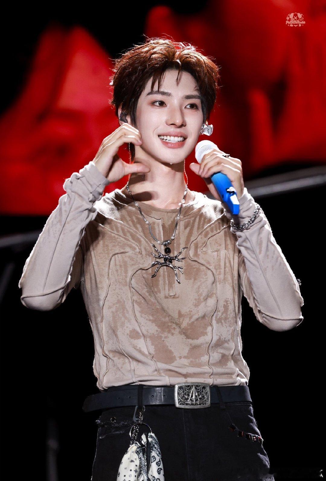 #韩彩英认证过和颜安撞脸#颜安明明就是男版张俪呀，尤其是笑起来的嘴角弧度[笑cry]还有米卡，你是不是卢靖姗失散多年的弟弟[二哈]
我真是有眼无珠，现在才发现姚琛这个宝藏[抱一抱][抱一抱][抱一抱] ​