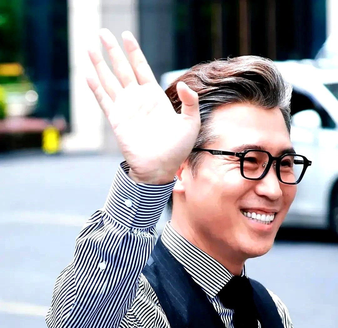 饭桌上，李乃文冷不丁一句：“有女朋友吗？” 对面的陈哲远一下愣住，扒拉米饭的筷子都慢了半拍。

胡军在旁边笑着解围：“可以问，但也可以不说。” 结果李乃文指着桌上一盘素菜，话锋一转：“那这菜谁给你点的？这可不像你一个大小伙子吃的。”

陈哲远脸瞬间就红了，嘴里含糊着“我自己爱吃”，头却埋得更低。旁边