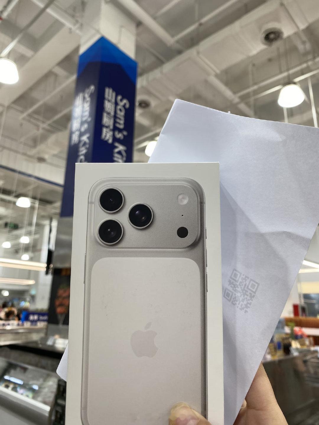 今年苹果预售又是熟悉的秒空剧本#iPhone18Pro系列预售即售罄#不想等期货的朋友直接线下入手降价iPhone17 Pro。性能差距感知有限价格还更香#iPhone17Pro系列迎线下抢购潮#这波老款线下抢购潮并不意外[柯基] ​