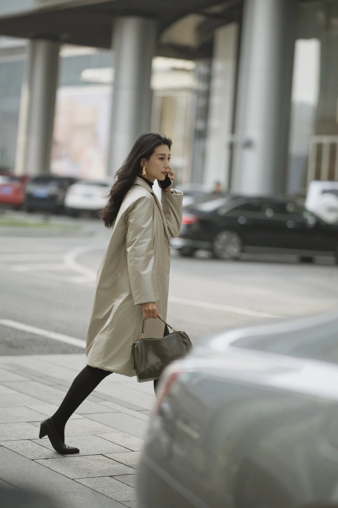 步履匆匆，都市女性却足够自信从容