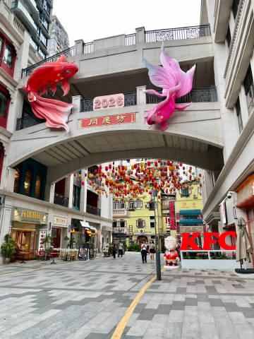 从晴空万里到乌云盖顶、倾盆大雨<br />只需要从北京路走去海珠广场的...