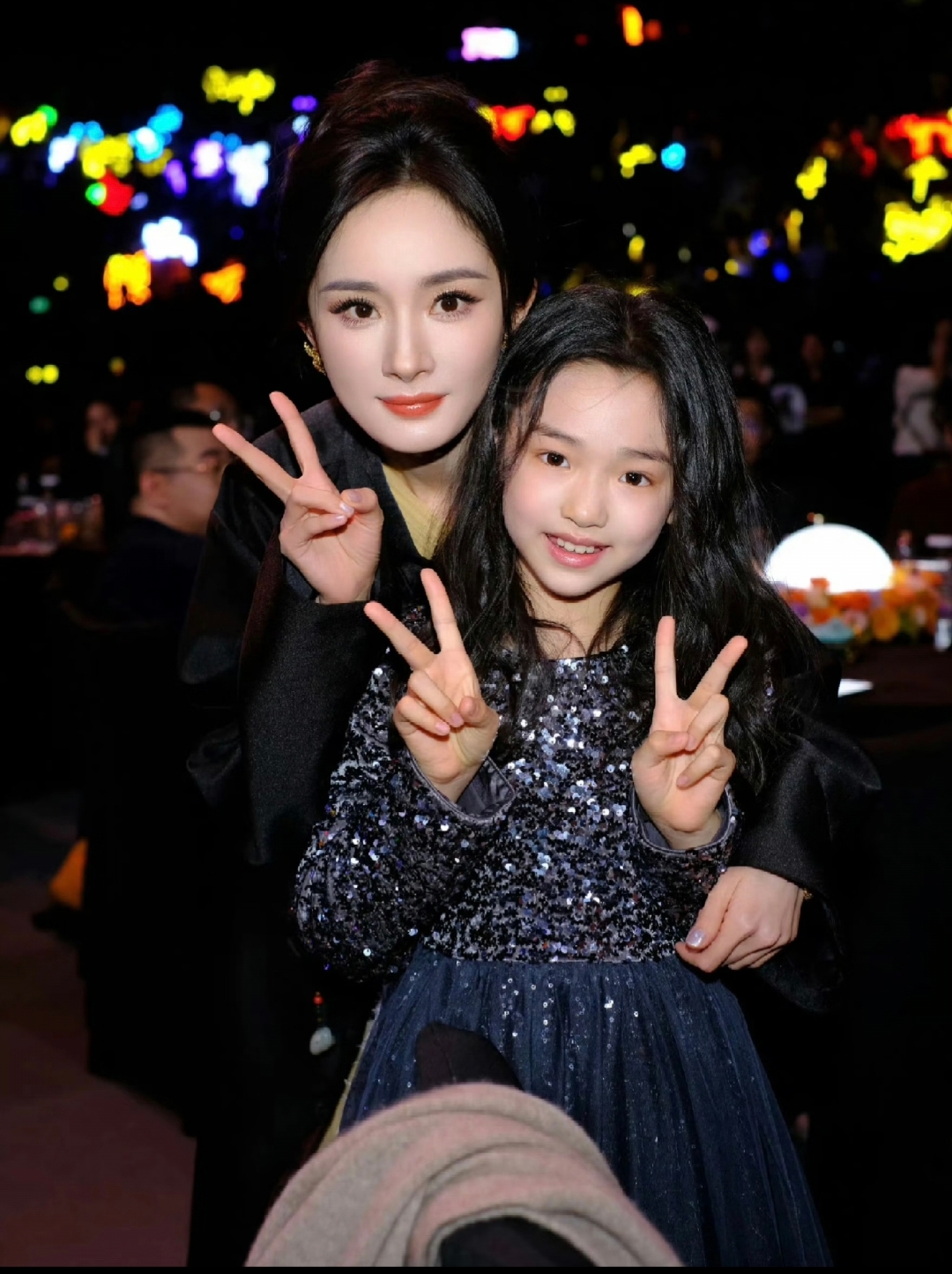 杨幂当初为什么没有要小糯米的抚养权
在一场活动上，杨幂主动找小酒窝合影的行为，就能感觉的出来杨幂很喜欢小盆友，可是当初离婚她为什么不要小糯米的抚养权，按说刘恺威出轨作为过错方，杨幂完全可以要小糯米的抚养权，可是她却选择放弃了，实在想不通！