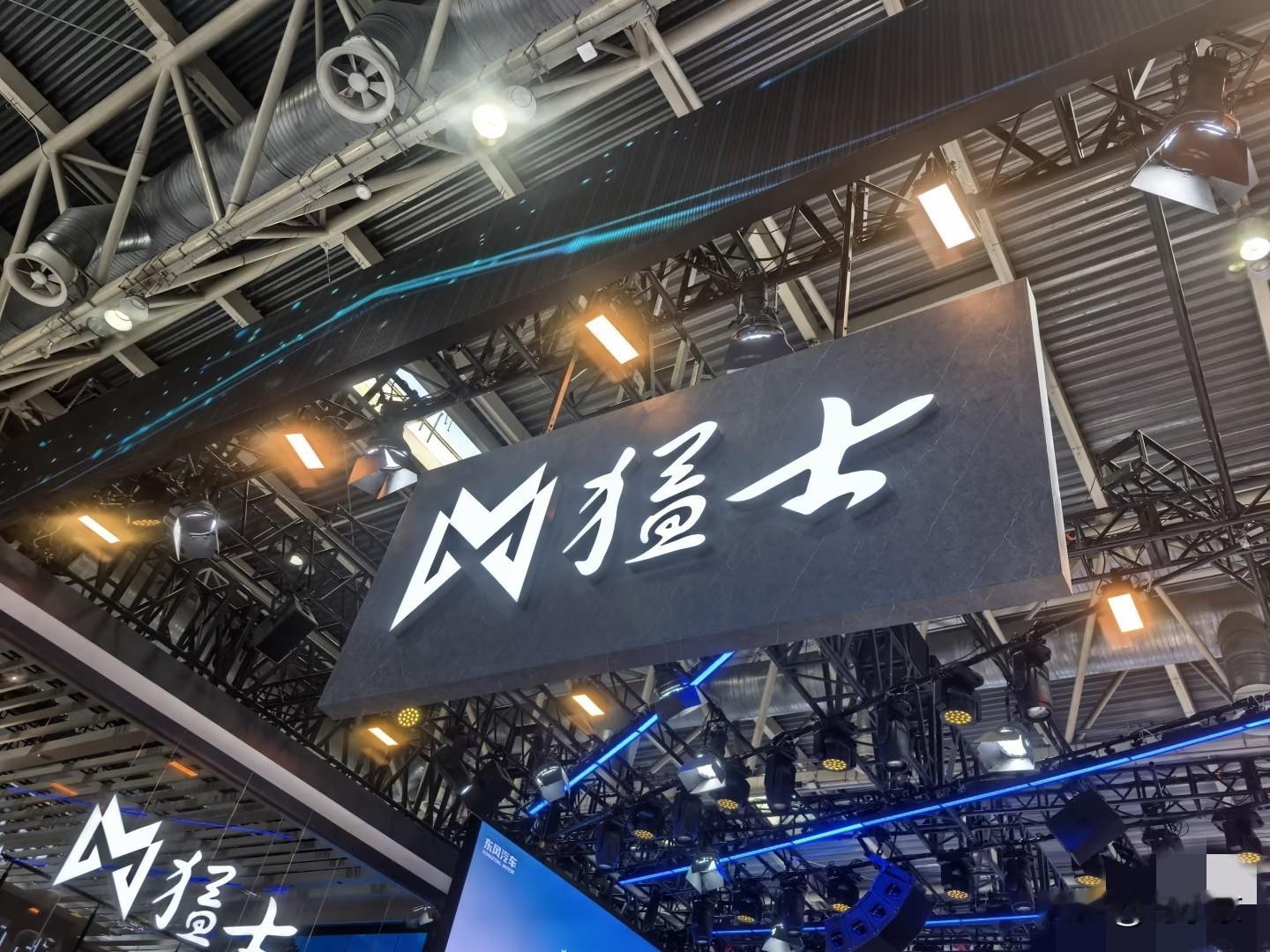 太逗了，郭艾伦太有意思了，昨晚解说广州龙狮男篮对阵广东男篮的比赛，他评...