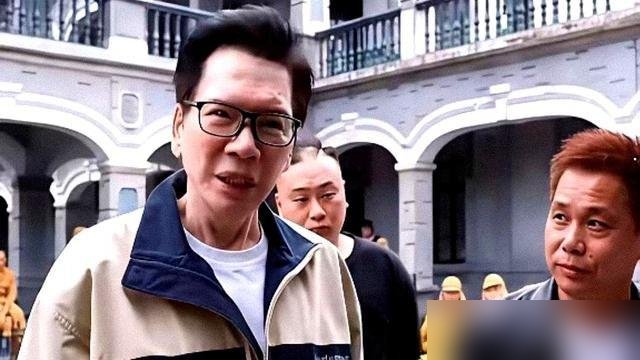 肾功能喝到七十岁，亲爹向华强探班却只问一句：赚了多少？
向佐转战短剧，三个月干出七千万。那部《隐姓埋名》上线一周，播放量逼近六亿。刘晓庆在看，胡歌也在看，郭碧婷直接放话支持。
片场他照样摔，照样打，身上青一块紫一块。向华强来探班，没问儿子累不累，开口先问账。
蛋白粉那事又被翻出来，他说早年被断