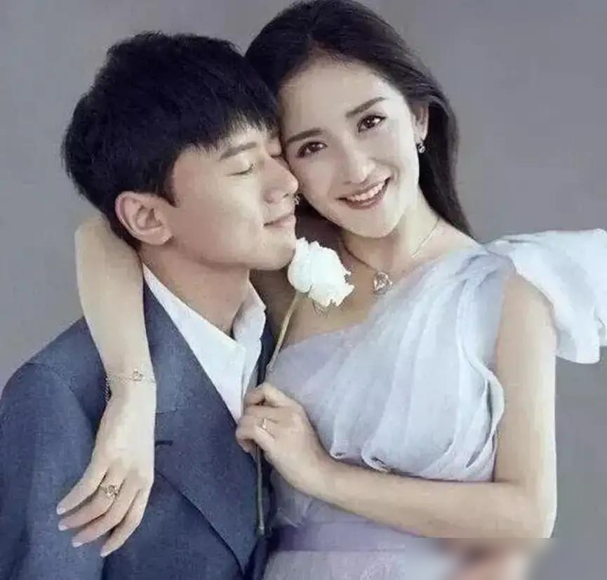 借15万还3万？谢娜这波操作，包文婧憋了4年才说清。
2019录《妻子2》，谢娜国外买东西，跟包文婧借3万澳元，折人民币15万，回国让弟弟转账，没提币种，直接打成3万人民币。
这事当场就炸了，大巴车上章子怡都跟着起哄，后来谢娜把差额补了，可节目没把这段剪明白，结果网友逮着3万梗骂了好几年。
直
