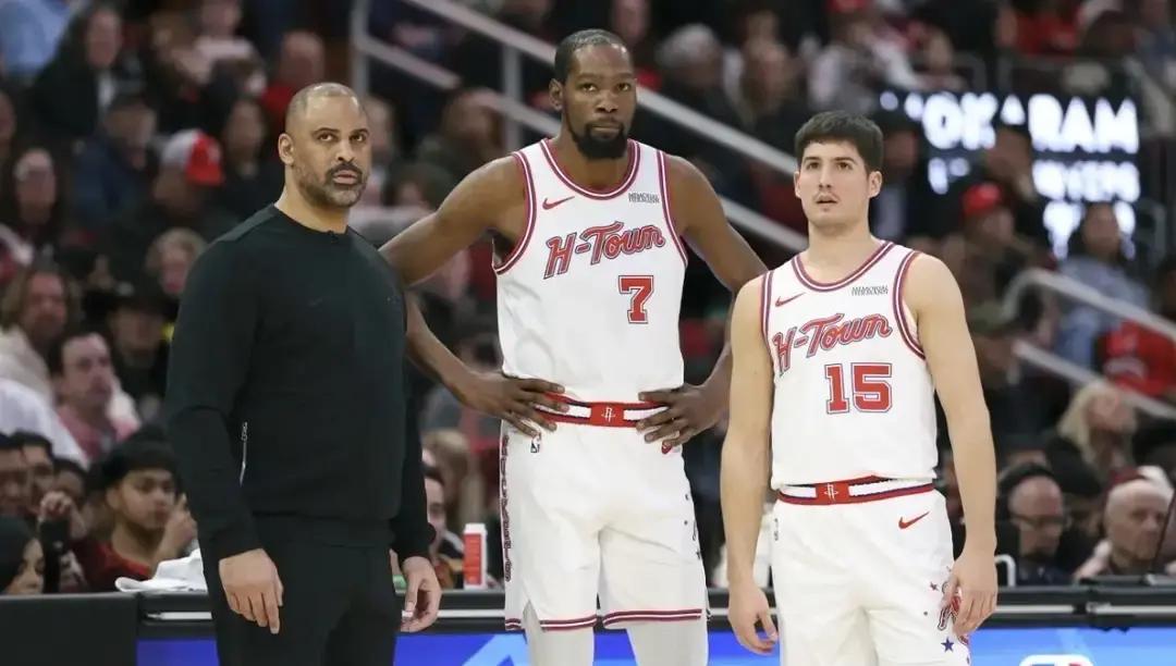 看休斯敦火箭的比赛，球迷最憋屈的往往不是年轻球员犯错，而是主教练乌度卡那个肉眼可见的临场反应延迟。
防守端抓细节确实没得挑，哪怕漏个后背都得被他换下来骂个狗血淋头。
可只要一进入阵地战僵持，对面主帅早都换了两轮防守策略，他还在场边抄着手面壁思考。
这就像那种极其刻板的严父，规矩立得比天大，把队