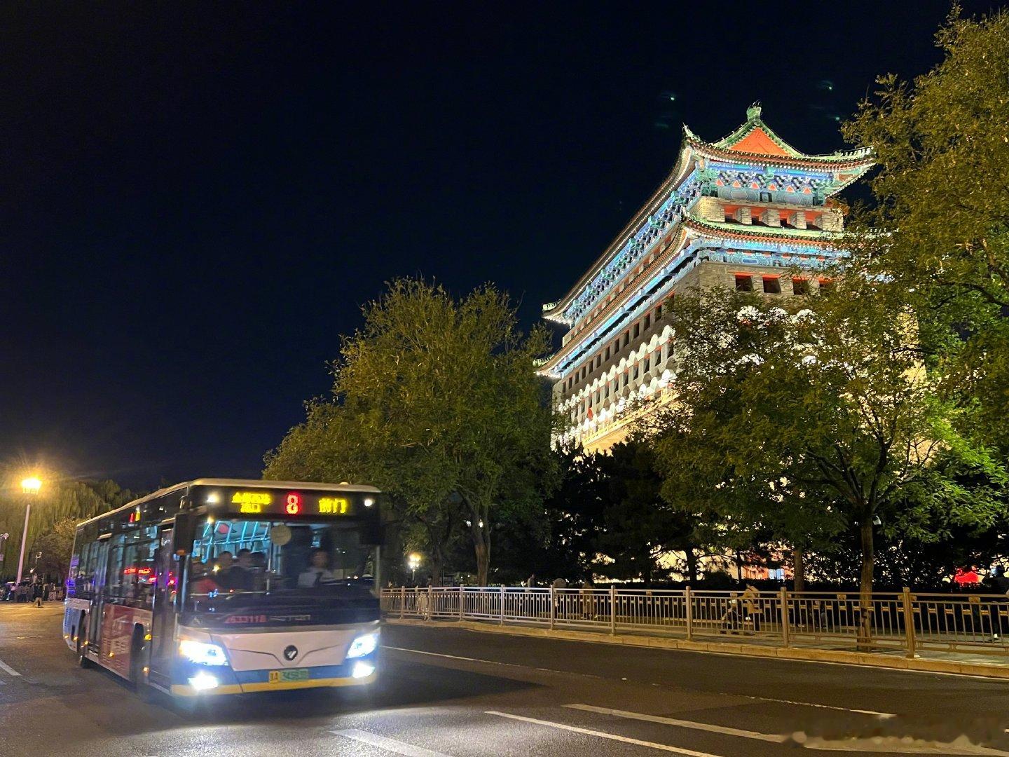 #晚班车# 安静地做，成功了再说。晚安[月亮]【摄影：李云云】 ​