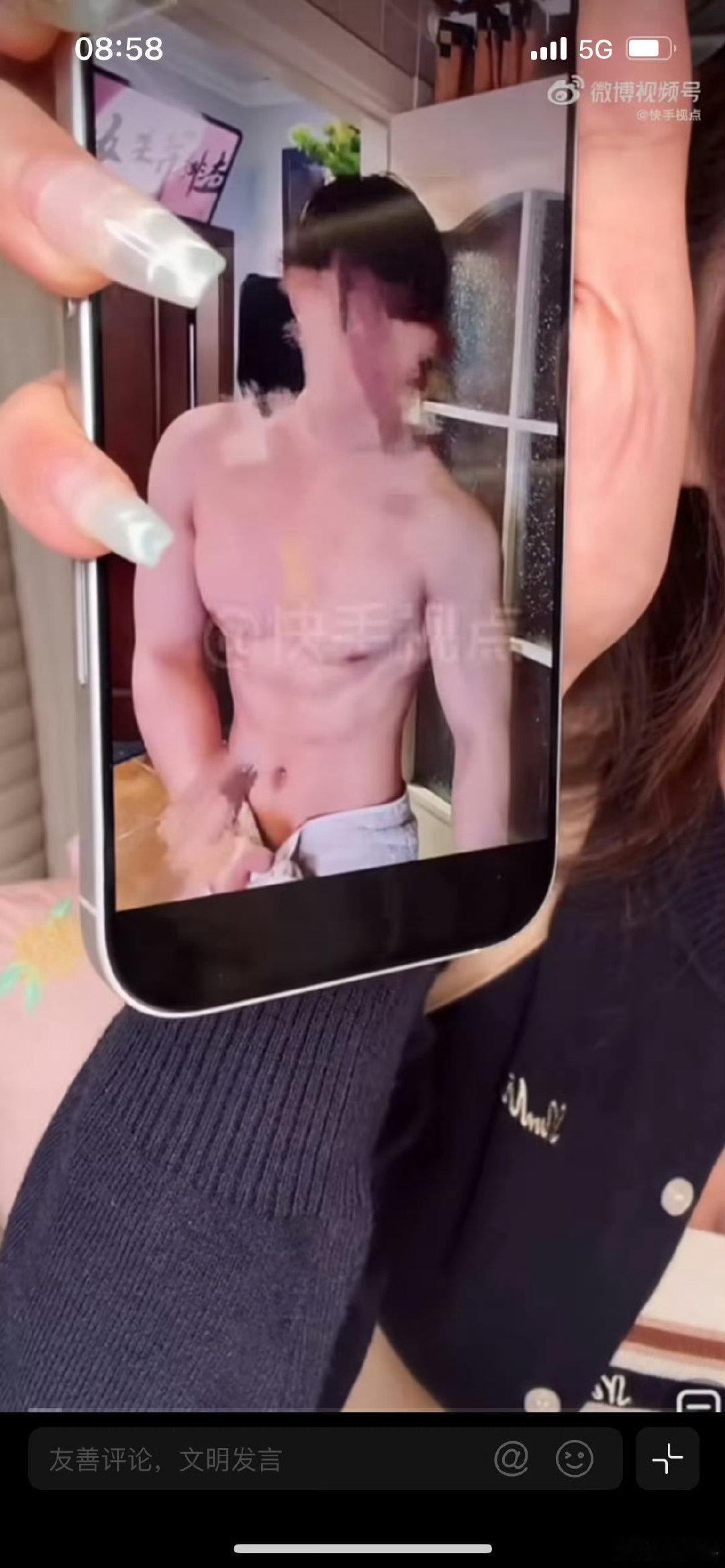 #韩安冉直播晒新男友身材照#
早前她曾立下誓言，说自己不会再谈恋爱，再谈就扇脸。谁料话音未落，新的恋情突如其来。直播里她坦言，遇见心动的人很难抗拒，感情来了挡不住，还反问网友这件事怪不了自己。 ​