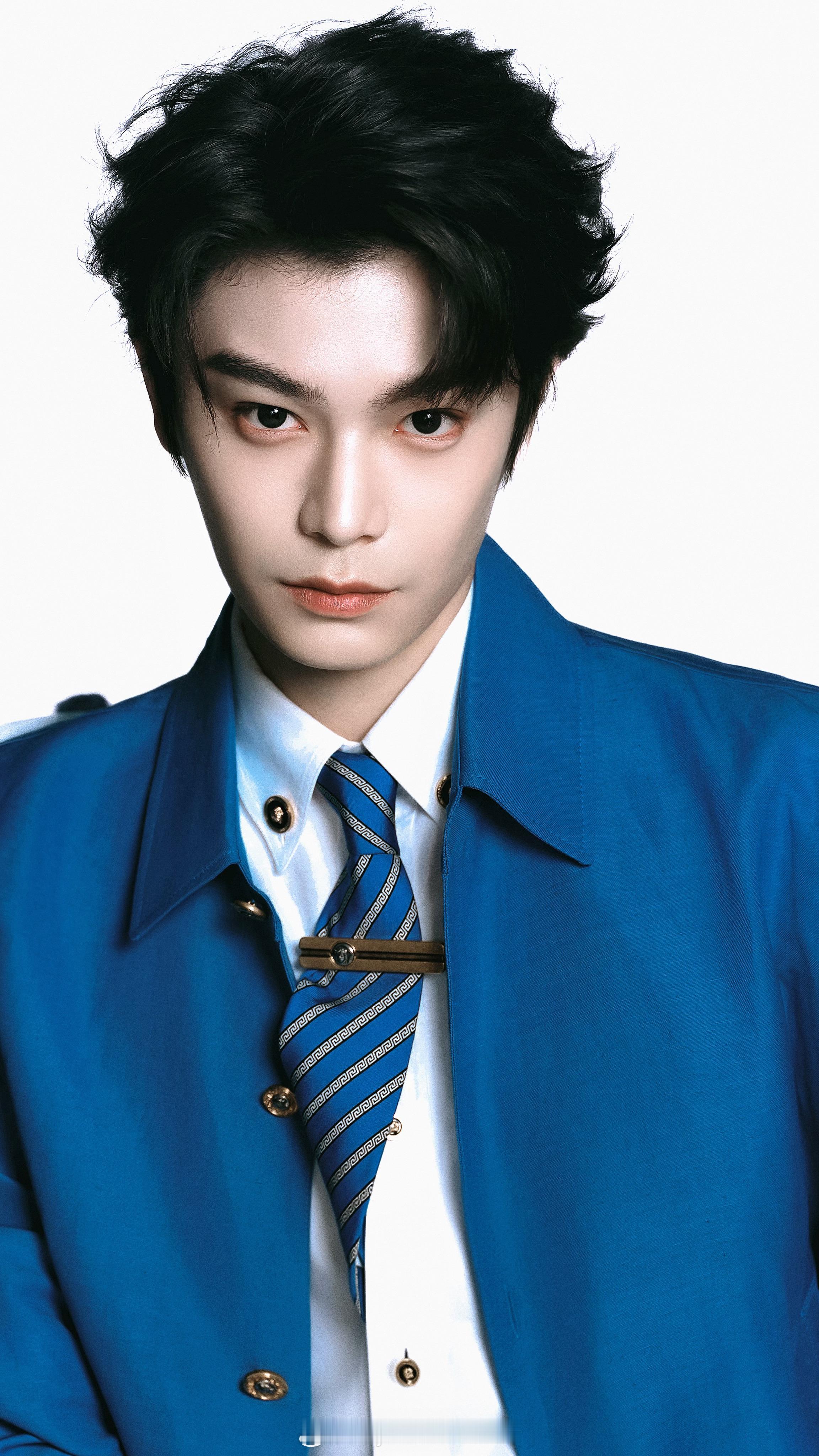 #丁禹兮解读角色生命力# ｜#丁禹兮谈表演与自我成长# 

有人说，追丁禹兮像读一本耐人寻味的好书，每翻一页，都能读懂坚持的重量与热爱的真谛。他从不是靠皮囊惊艳时光的人，能成为无数人心里的人间理想，从来不止是那张无可挑剔的眉眼。真正打动人心的，是他丰盈通透的人生阅历、沉稳坚韧的强大内核， ​