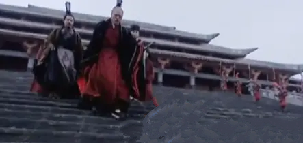 千古一帝汉武帝刘彻真的太伟大了！其伟大，在有着两千多年的九五之尊帝制社会，他是唯一一个皇帝以“天子降阶，羽林垂首”之天礼，迎接在世功臣进未央宫的（注，汉代皇帝办公室）；此外，刘彻也是唯一一个在功臣病逝后，贵为天子的他，穿着素白丧服、含泪守灵三日的。