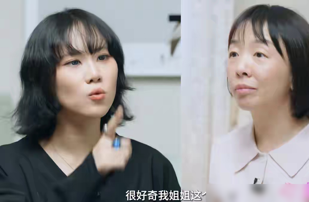 窦唯给俩女儿各留一套北京四合院？高原直接炸了：要有那玩意，我们娘俩还用租房住？
窦佳嫄也在访谈里把这事否了，说跟妈常年在北京租房，压根没传闻里那么滋润。
当年离婚，窦唯一次性给了108万抚养费，之后高原就靠摄影工作室撑着，一手把闺女带大。
有意思的是，窦靖童和这个同父异母的妹妹走得近，不是谁安