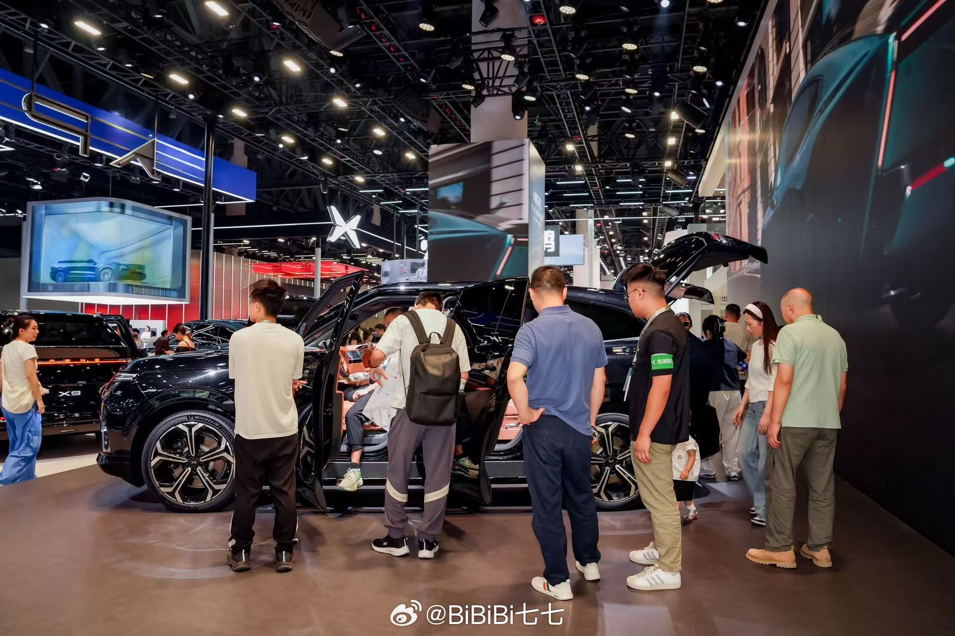 黄金大五座科技旗舰G9L，展车已大规模到店，覆盖全国111城！成都车展被围得水泄不通，预约看车的家庭用户络绎不绝。

5120mm车长、3100mm超长轴距，2米01的朱芳雨坐进后排，头部膝部依旧从容。王祖蓝夫妇现场看车后直呼被种草，祖蓝说“这很可能是我人生第一台SUV”。

全系标配双腔空悬+后轮转向，纯 ​