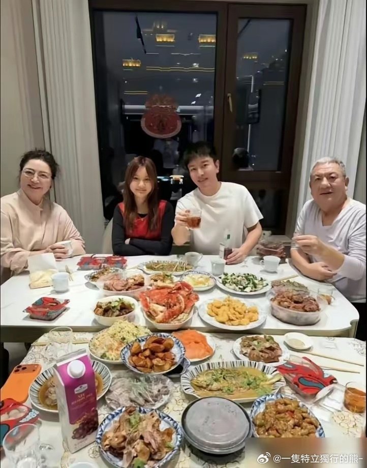 甜馨回到爷爷奶奶家，老人精心准备满满一桌饭菜迎接她。 ​