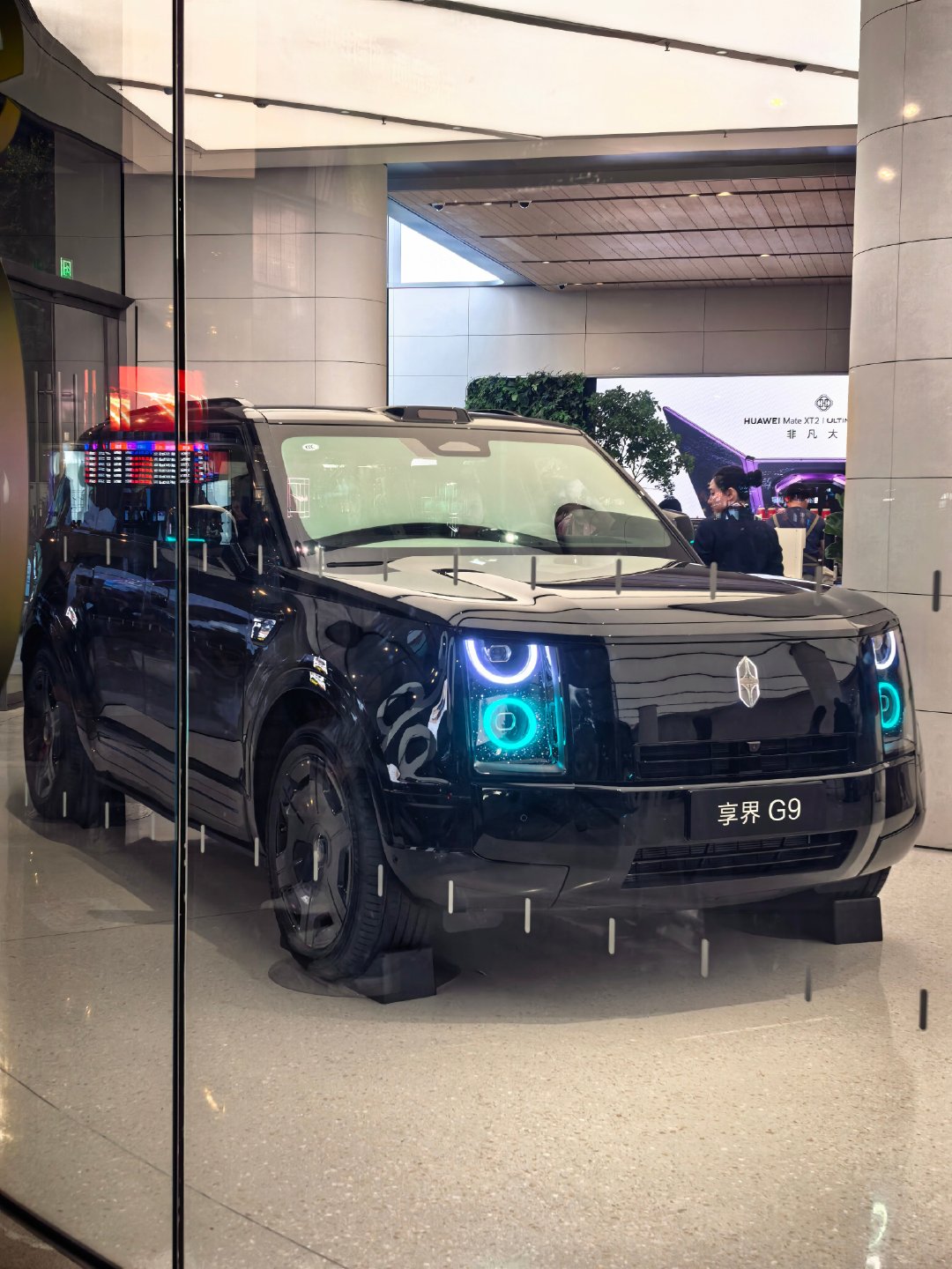 路过王府井华为门店，里面这么多人…
看了一下享界G9实车，质感和智能化方面比看图片震撼太多了[泪] ​