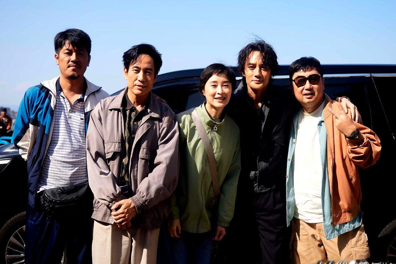 大家还在拿放大镜找《交锋》里蒋在珍假死的伏笔，扮演者吴越直接发了条动态，一句话就把这满天飞的悬念给扬了
 

第一集刚播完，全网都在吵这角色是真死还是假死，有人觉得留了扣子肯定会反转，也有人认为不死后续剧情根本推不动，各种阴谋论层出不穷
 

观众在这边疯狂脑补，正主却完全不按套路出牌，吴越发完拍戏