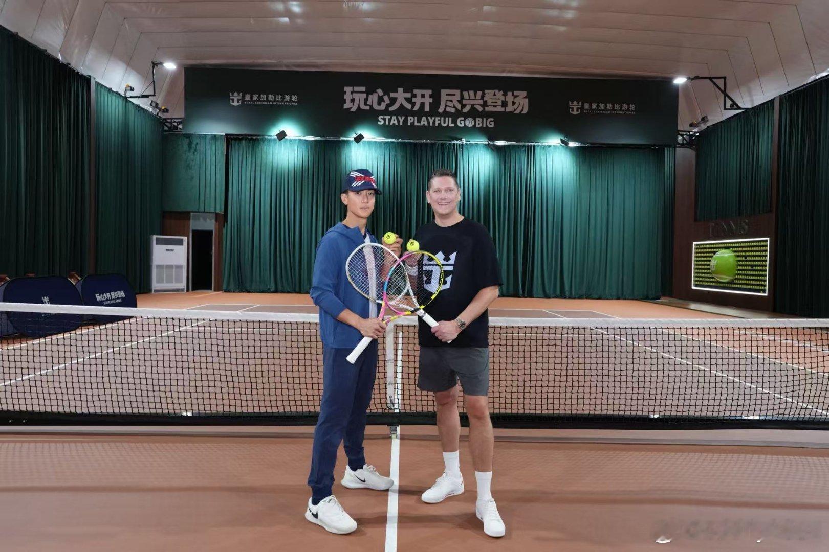 悦凯娱乐｜#吴尊# ✘ #皇家加勒比# 
相约皇家总裁Benjamin Bouldin
      🎾热爱挥拍 玩心启航🚢
畅玩专属网球场🏟️共赴上海大师赛 ​