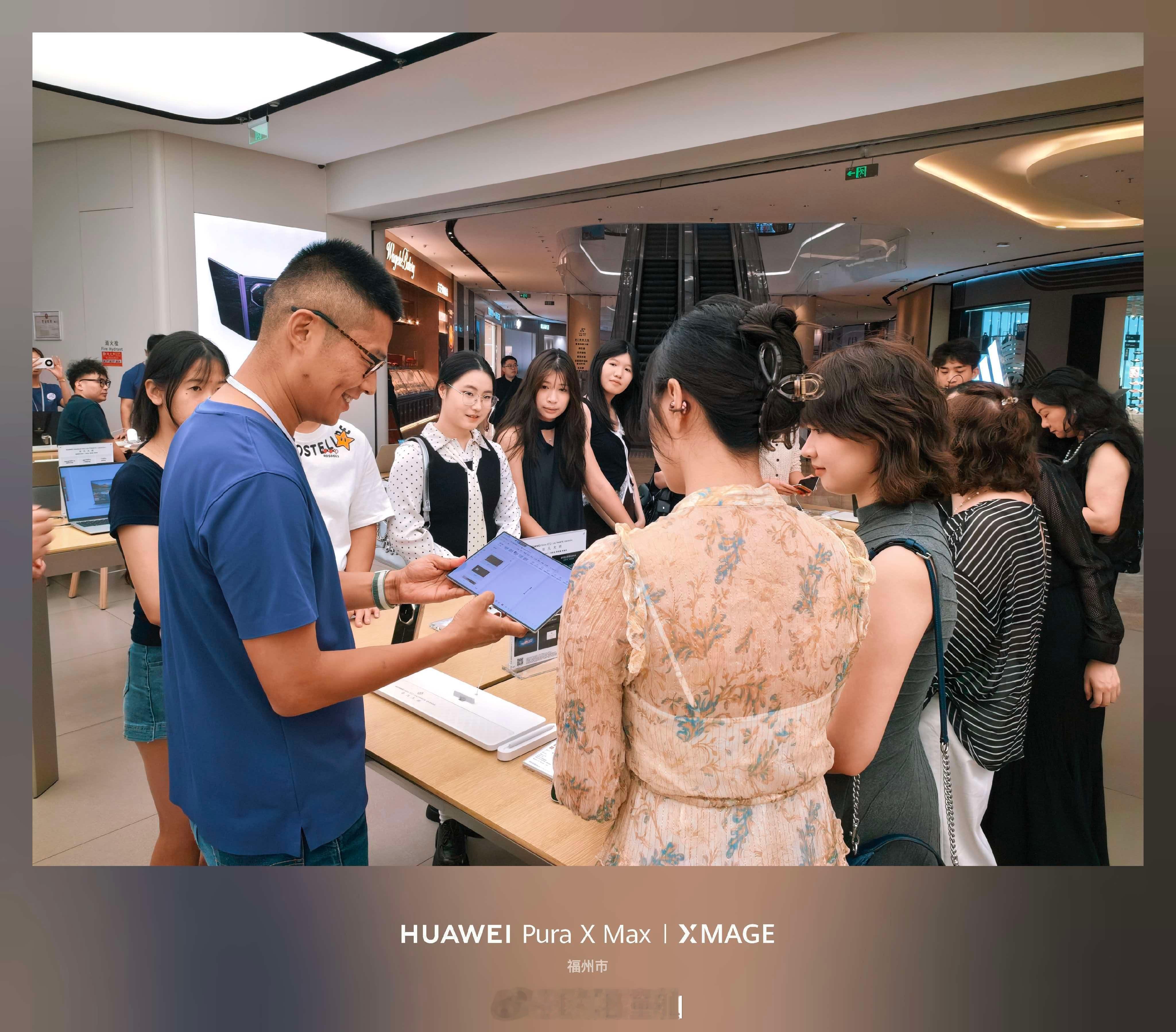 #华为展翼三折叠首批用户口碑# 华为展翼三折叠今日正式首销，刚刚看照片线下门店迎来了大批首购取机的用户，现场热度拉满。不少抢到新机的用户抢着到店上手体验，拿到真机以后激动不已，有点羡慕他们呀！

华为的全新展翼三折叠Mate XT 2，外观设计和工艺真的是没得说，高贵大气上档次，细节工艺也是满 ​