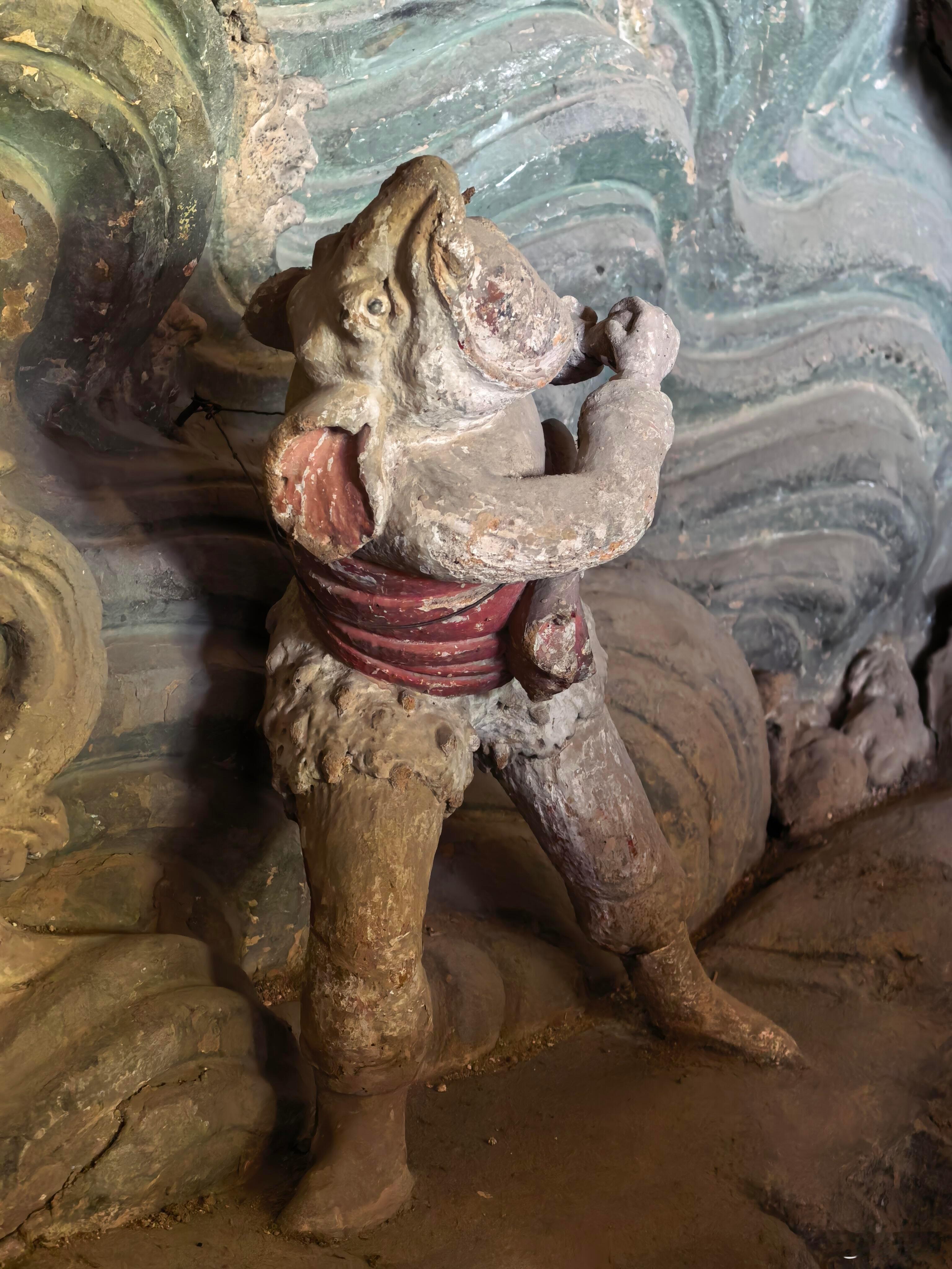 新绛福胜寺，七百年渡海观音悬塑。菩萨踏浪垂眸，衣袂乘风，浅笑渡众生。善财侍侧，明王护法，一柔一刚，满墙山海。 ​​​