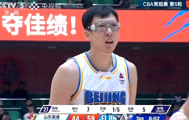 CBA联赛第五轮的焦点对决，山东男篮在主场迎战北京男篮。
 

经历开季两连败后，山东队的状态明显回升，此前刚拼下两连胜；而北京男篮这边的气势更盛，前四轮保持全胜，近三场更是净胜对手多达120分，统治力拉满。
 

整场球对抗强度拉到了极致，北京队首节就确立了两位数优势，甚至一度拉开到19分的大坑。