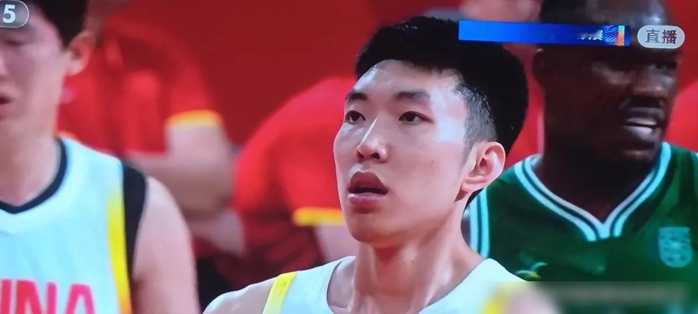 廖三宁和崔永熙根本不是发小，是实打实的表兄弟。廖三宁他妈，是崔永熙他爸崔明光的亲妹妹。网上辟谣的帖子反而传歪了。
俩人从小在南宁一个水泥地训练班打球，教练就是崔永熙他爸。班上满打满算就四五个孩子。崔永熙训练时喊爸爸都不行，脱口而出得马上改口叫教练。
后来廖三宁先被李群挑去东莞篮校，崔永熙一看表哥