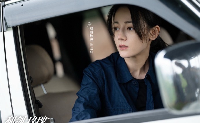 #曝利剑玫瑰导演没报飞天奖#
迪丽热巴主演的《利剑玫瑰》引发热议，导演证实该剧并未报名本届飞天奖，即便剧集收视与口碑表现亮眼，也无缘提名名单。无缘参评源于播出时间与评奖周期错位，叠加片方主动选择放弃报名，并非作品质量不达标。
不少观众为此感到惋惜，也引发网友讨论奖项报名规则，大家意识 ​