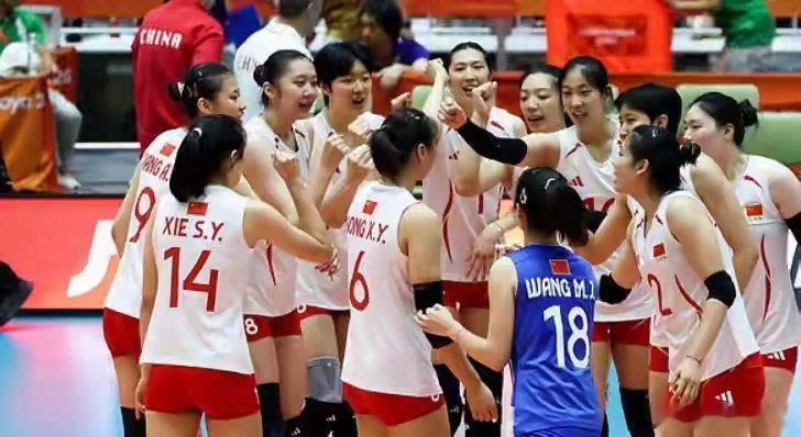 9月16日中午12点，日本冈崎，2026爱知·名古屋亚运会女排B组第一轮，中国女排3比0菲律宾。三局比分25比18、25比22、25比8，看着像轻松横扫，打起来前半段并不顺。18岁、1米96的副攻王奥芊18扣11中、2次拦网，拿13分，0扣球失误、0被拦。第二局22比20那个长回合，庄宇珊、吴梦洁强攻都不下球，最后王奥芊 ​