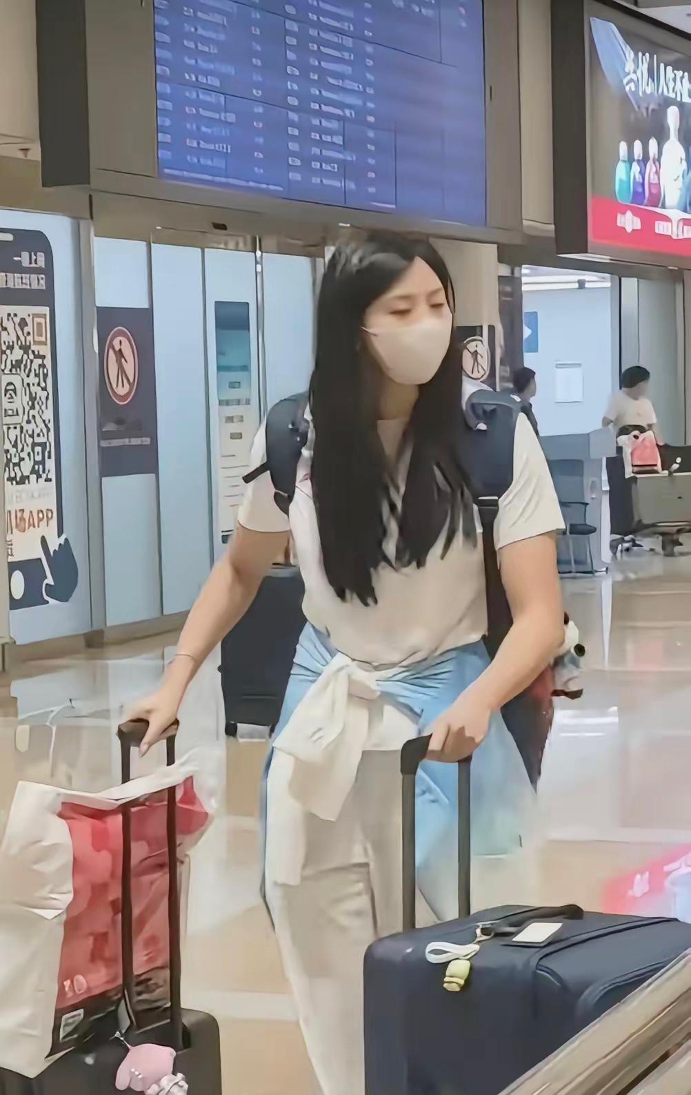 中国游泳队个个都是肤白貌美大长腿！

关注体育赛事的网友都会发现一个超绝的现象，中国游泳队的队员们，不管男队女队，全员颜值气质在线。高挑纤细的身形、紧致流畅的体态，配上干净通透的皮肤，站在赛场上闪闪发光，完全不输专业模特，堪称体育圈藏不住的颜值天花板。

很多人好奇，为什么游泳队能集齐这么多高颜值好