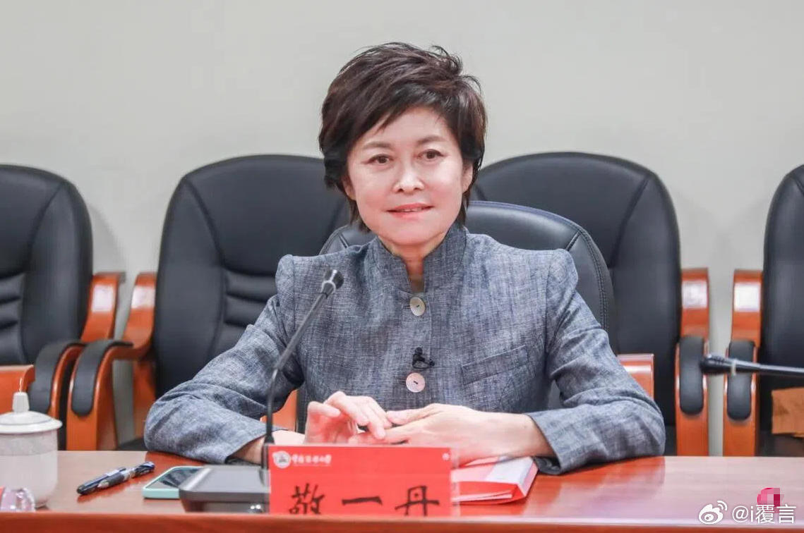 2004年，49岁的敬一丹对自己有一段评价：“面对真正的坏人，我斗不过，面对好人无心犯了错，我又不忍心。就我个人而言，从小就比别人笨，也比别人慢，上学时从来没有什么出类拔萃的风光。我身上传统的东西很多，因袭的负担也很重。我可能缺少了某种新锐之气，但我确实已经很难一惊一乍的了。”确实是很谦虚的一个人，总是在自己的身上找不足，即便在外人看来，她已经非常完美了。敬一丹去世多位主持人发文悼念敬一丹