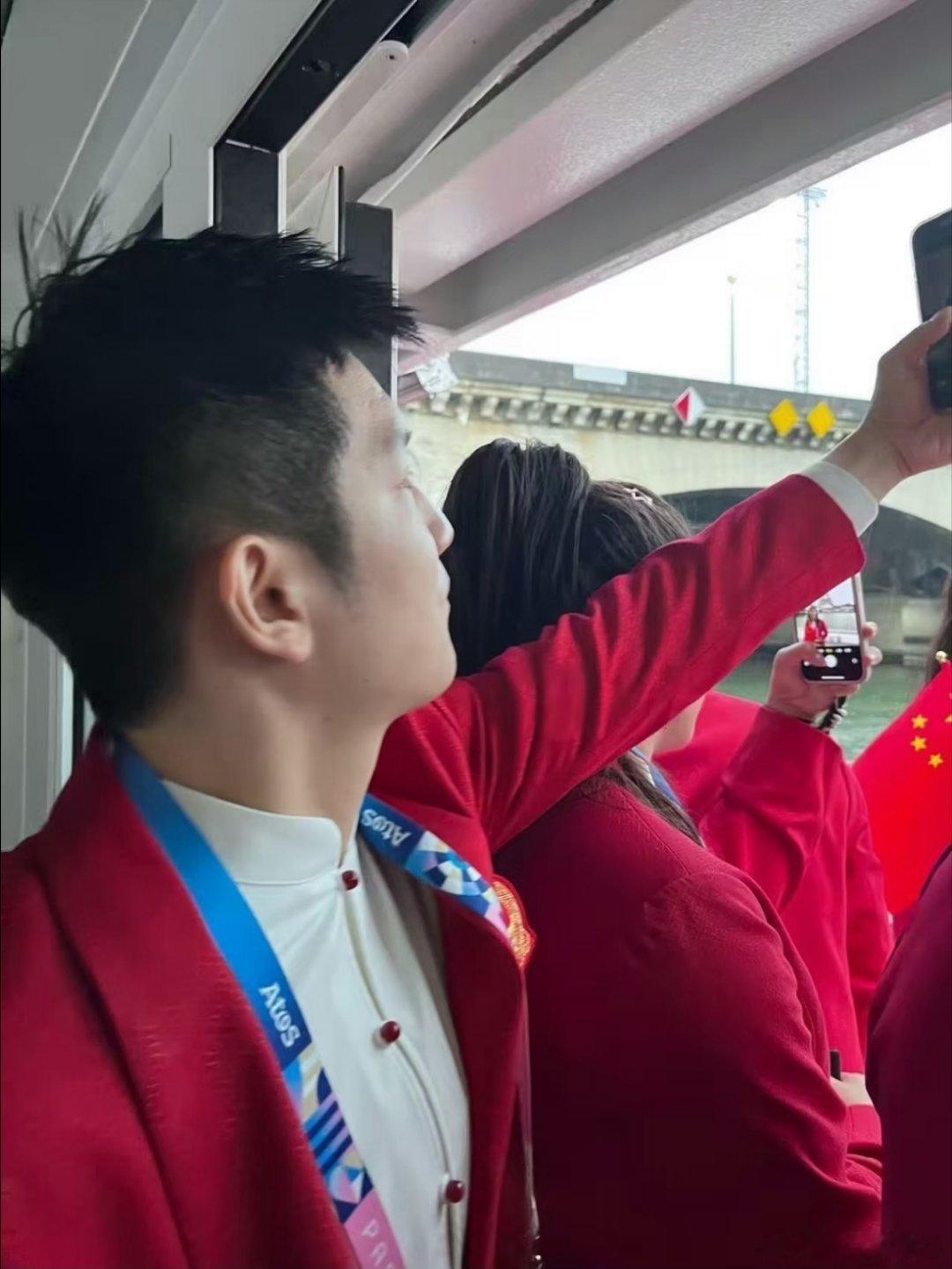 我看到樊振东后周围一堆人举起手机📱疯狂拍照📸belike： ​
